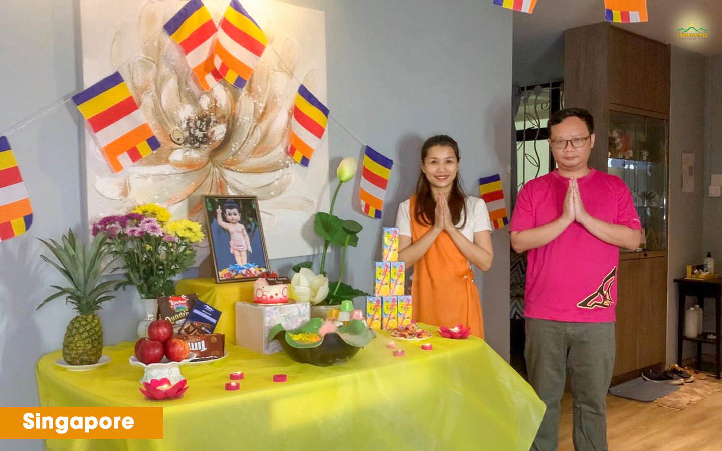 Phật tử chùa Ba Vàng tại Singapore và người thân hân hoan tổ chức lễ Phật đản tại nhà. (Ảnh năm 2021)