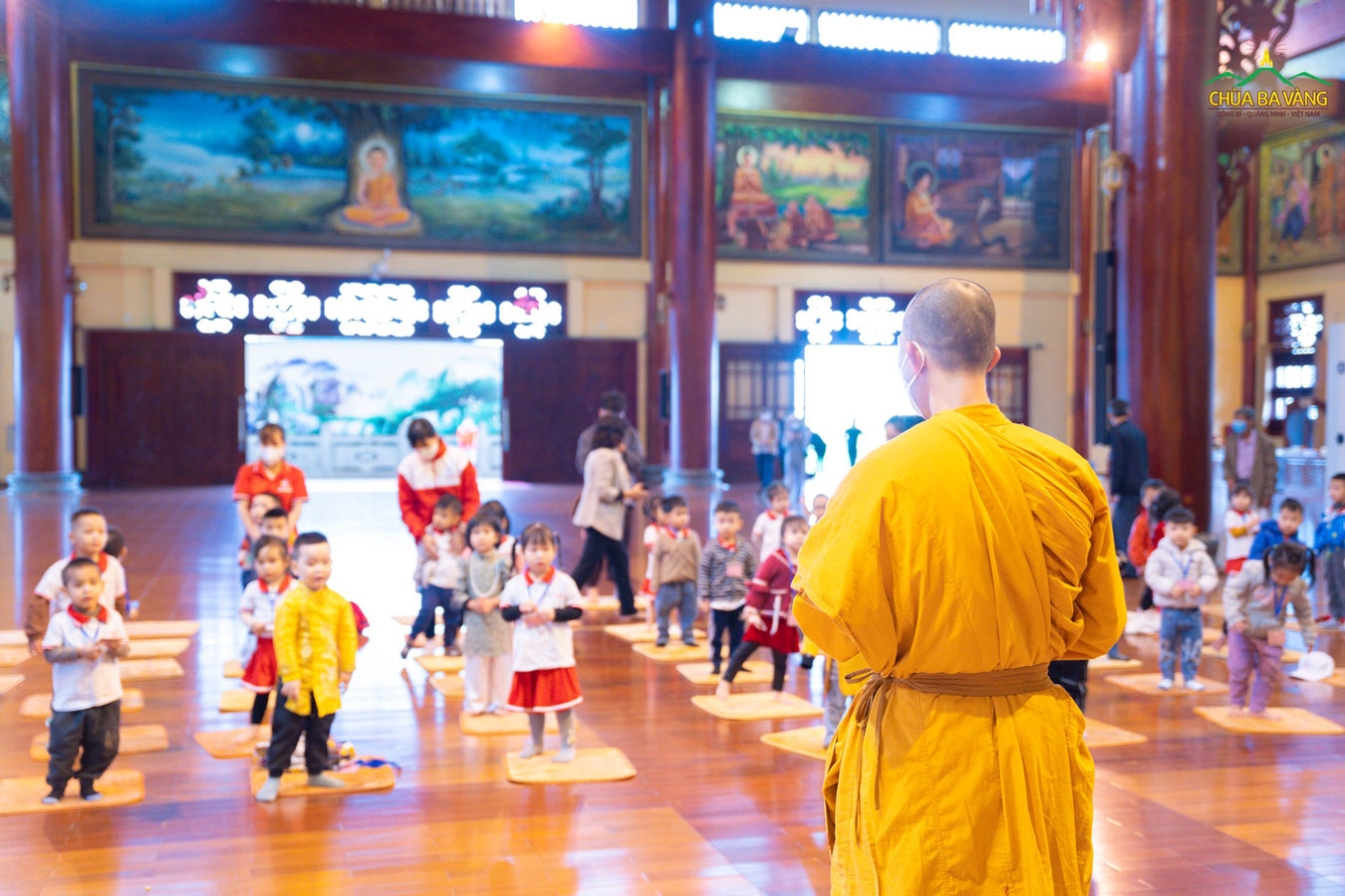 Chư Tăng hướng dẫn và có những lời chia sẻ Phật Pháp tới các bạn học sinh mầm non