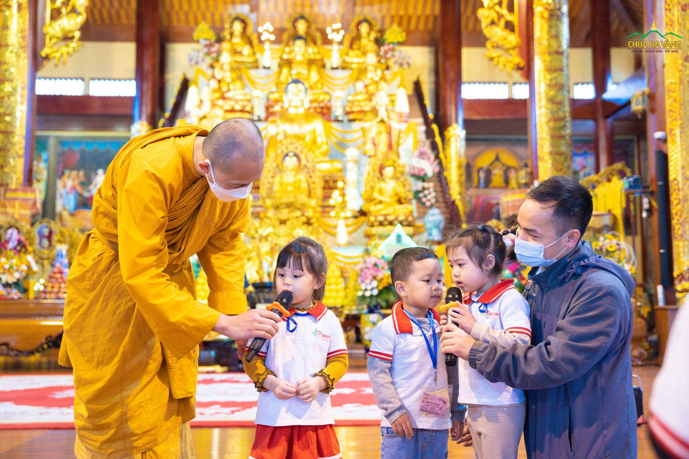 Các em học sinh mầm non Edukids có buổi giao lưu thú vị tại Chính Điện chùa Ba Vàng