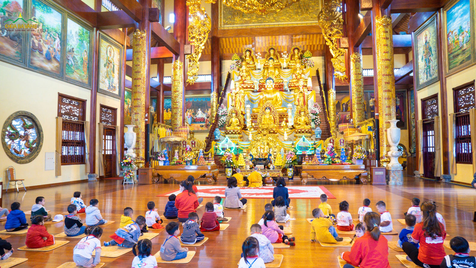 Các thầy cô giáo và các em học sinh được chư Tăng hướng dẫn lễ Phật
