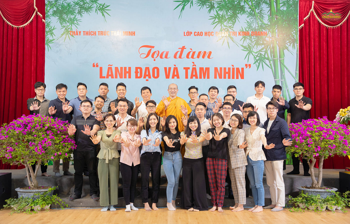 Lớp Cao học Quản trị Kinh doanh trường Đại học Kinh tế Quốc dân chụp ảnh lưu niệm cùng Sư Phụ Thích Trúc Thái Minh