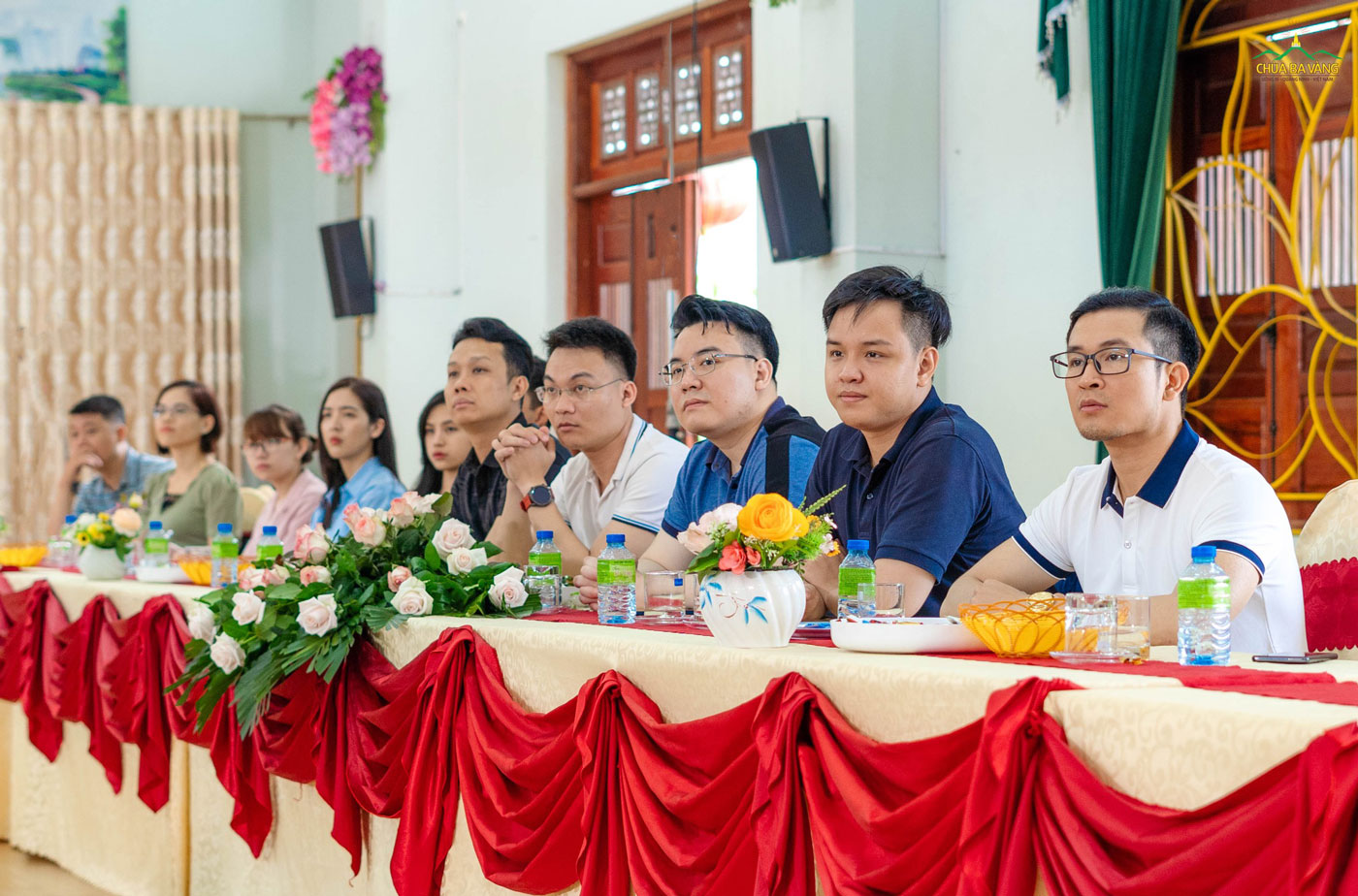 Các thành viên lớp Cao học Quản trị Kinh doanh trường Đại học Kinh tế Quốc dân chăm chú lắng nghe những chia sẻ của Sư Phụ Thích Trúc Thái Minh
