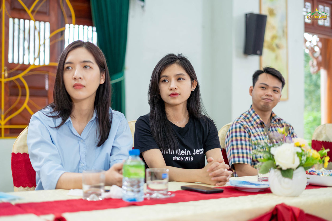 Các thành viên lớp Cao học Quản trị Kinh doanh Trường Đại học Kinh tế Quốc dân lắng nghe những chia sẻ của Sư Phụ Thích Trúc Thái Minh