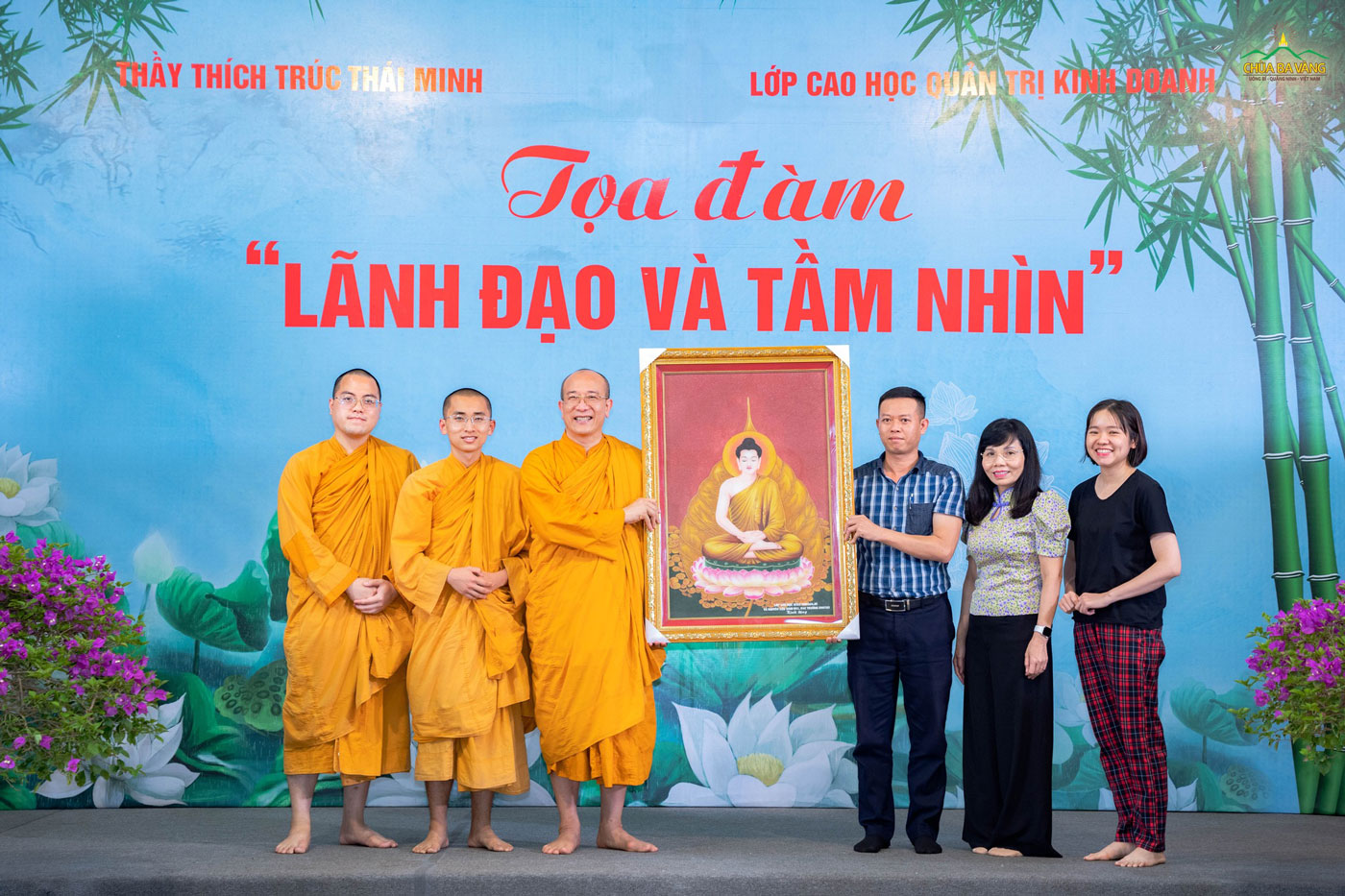Nhân chuyến thăm chùa, lớp Cao học Quản trị Kinh doanh Trường Đại học Kinh tế Quốc dân kính tặng Sư Phụ bức hình Đức Phật Thích Ca Mâu Ni