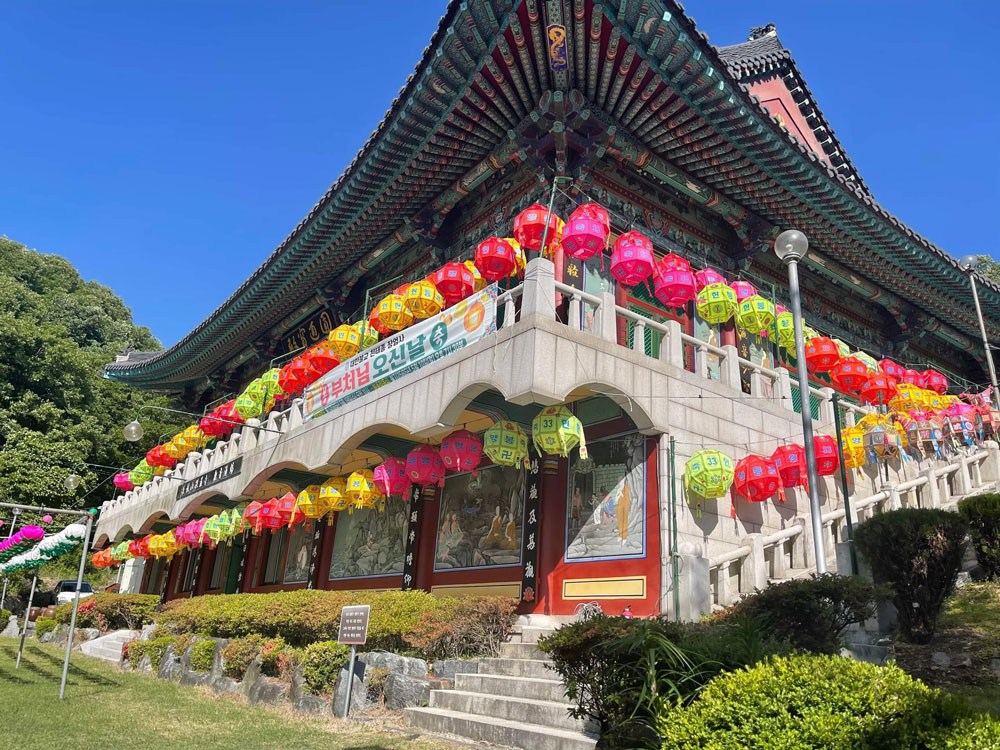 Đèn lồng nhiều màu sắc được treo tại chùa ở Hàn Quốc