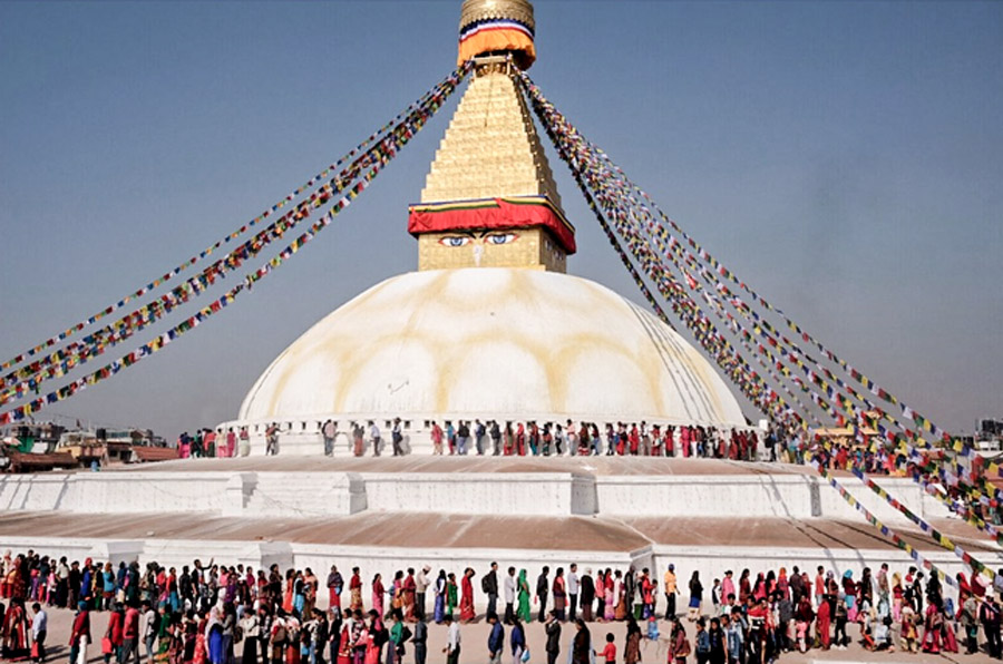Phật tử thăm quan Chùa Khỉ (Swayambhu) nơi Đức Phật đản sinh tại Nepal.