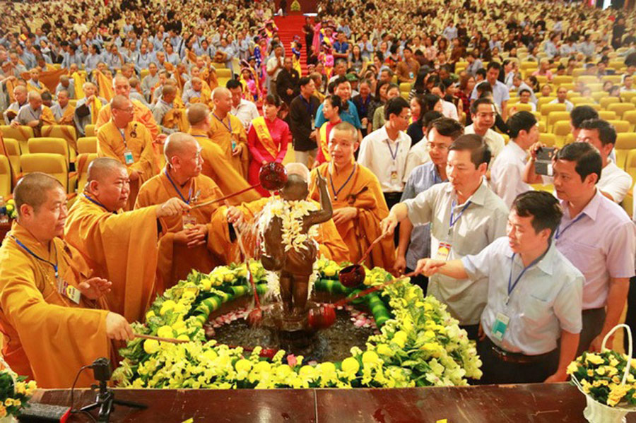 Hình ảnh tắm Phật trong Đại lễ Vesak tại Việt Nam