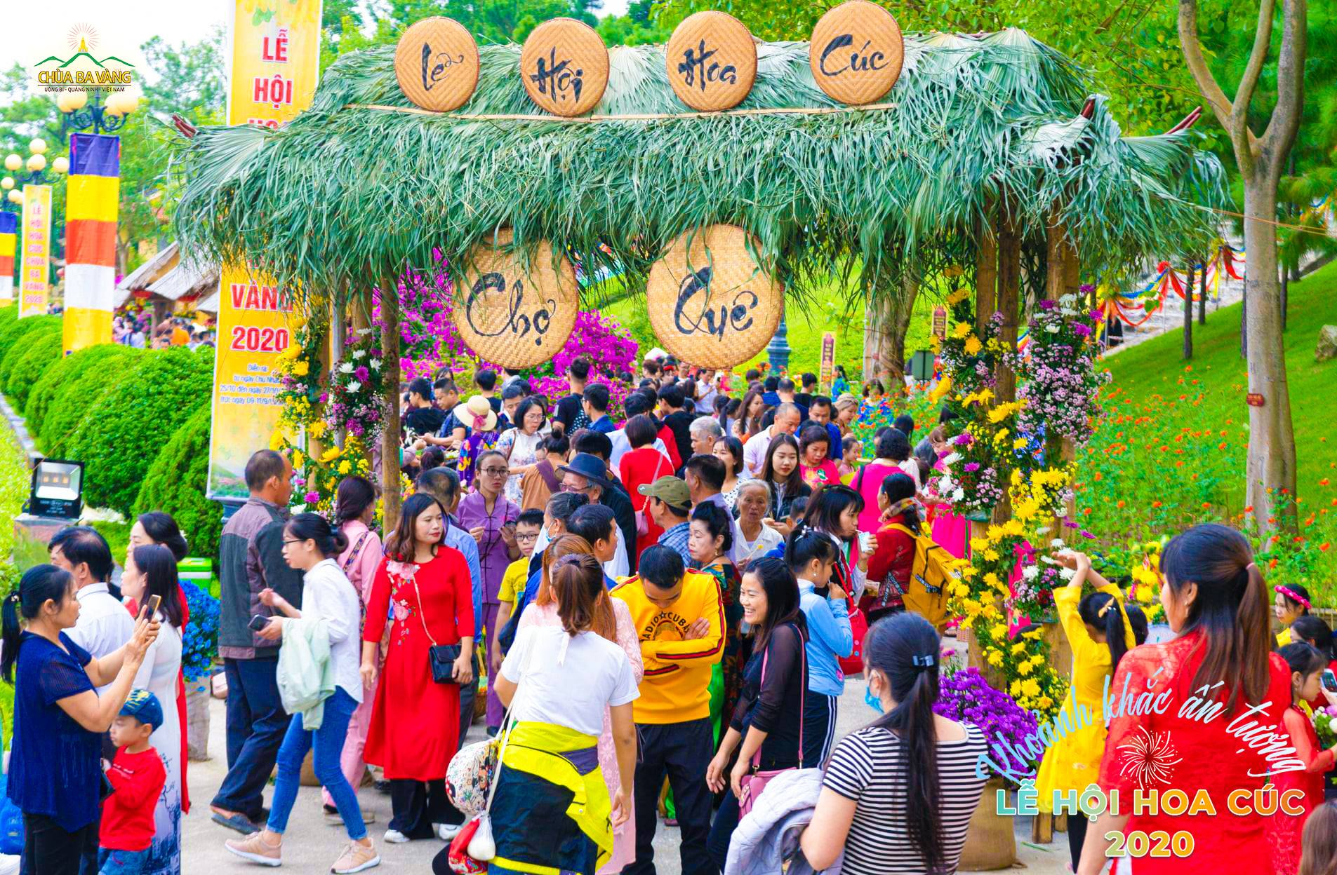 Nhân dân, Phật tử tham dự Lễ Hội Hoa Cúc chùa Ba Vàng (ảnh năm 2020)
