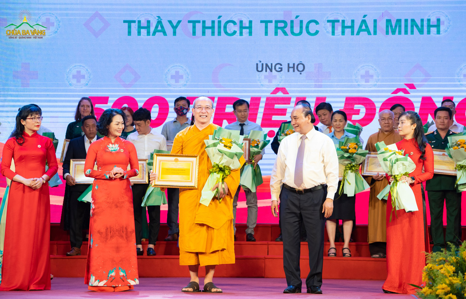 Chủ tịch nước Nguyễn Xuân Phúc và Hội Chữ Thập Đỏ Việt Nam tặng hoa và trao bằng tri ân tới Sư Phụ Thích Trúc Thái Minh
