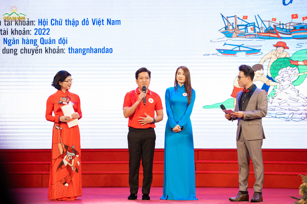 Diễn viên Nhã Phương - Đại sứ nhân ái của Hội Chữ Thập Đỏ Việt Nam cùng Nghệ sĩ Trường Giang lên phát biểu tại chương trình