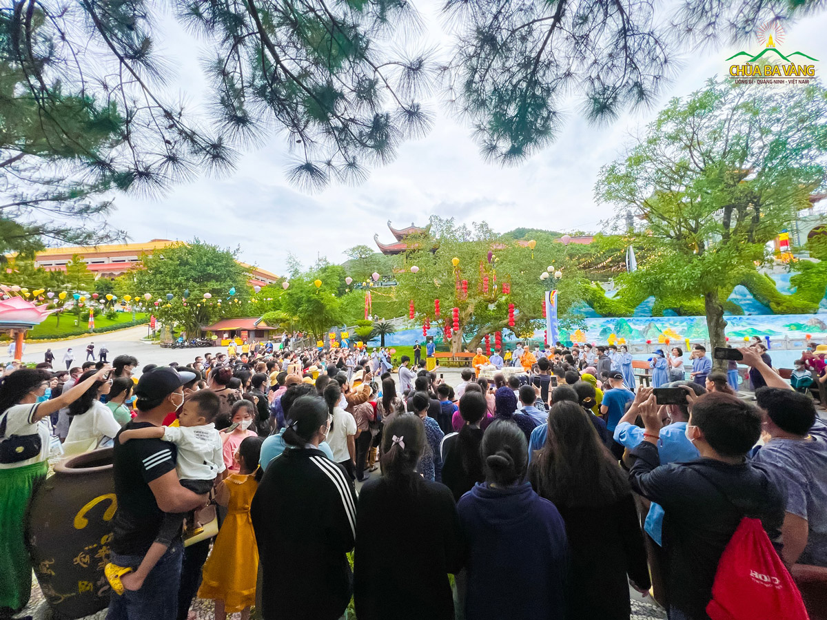Đông đảo du khách và Phật tử thập phương tham dự buổi lễ phóng sinh tại chùa Ba Vàng