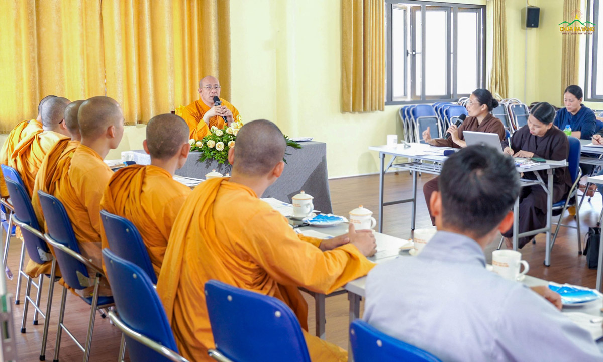 Tại buổi họp, các Phật tử đã báo cáo các công việc và bạch thỉnh Sư Phụ chỉ dạy