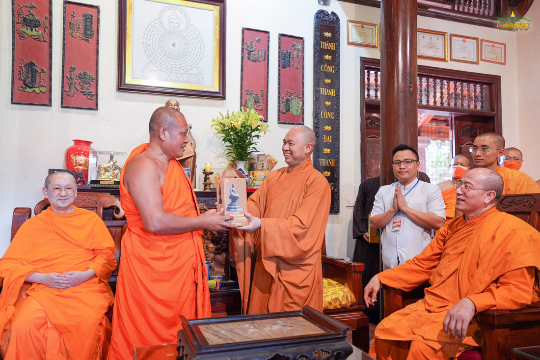Thượng tọa Thích Đức Thiện tặng chư Tăng Quốc tế bức tượng Phật làm kỷ niệm