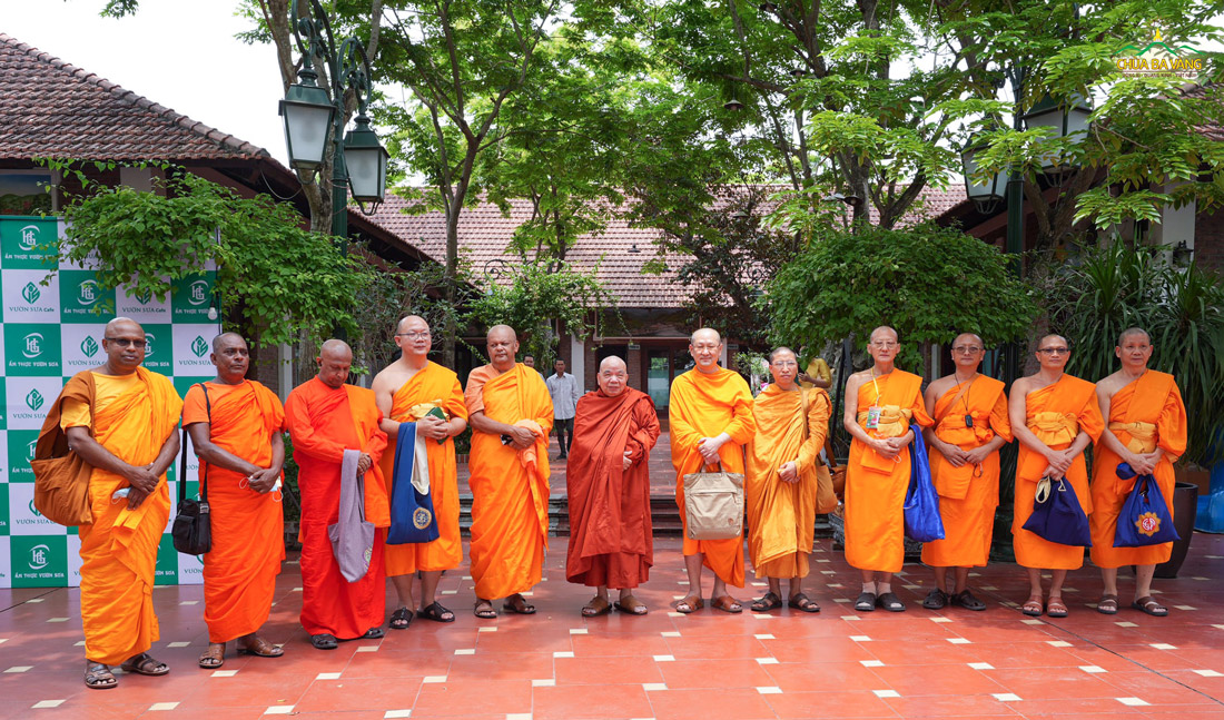 Chuyến thăm của chư Tăng nước ngoài đến Việt Nam thể hiện tinh thần hòa hợp, đoàn kết Phật giáo trên thế giới.
