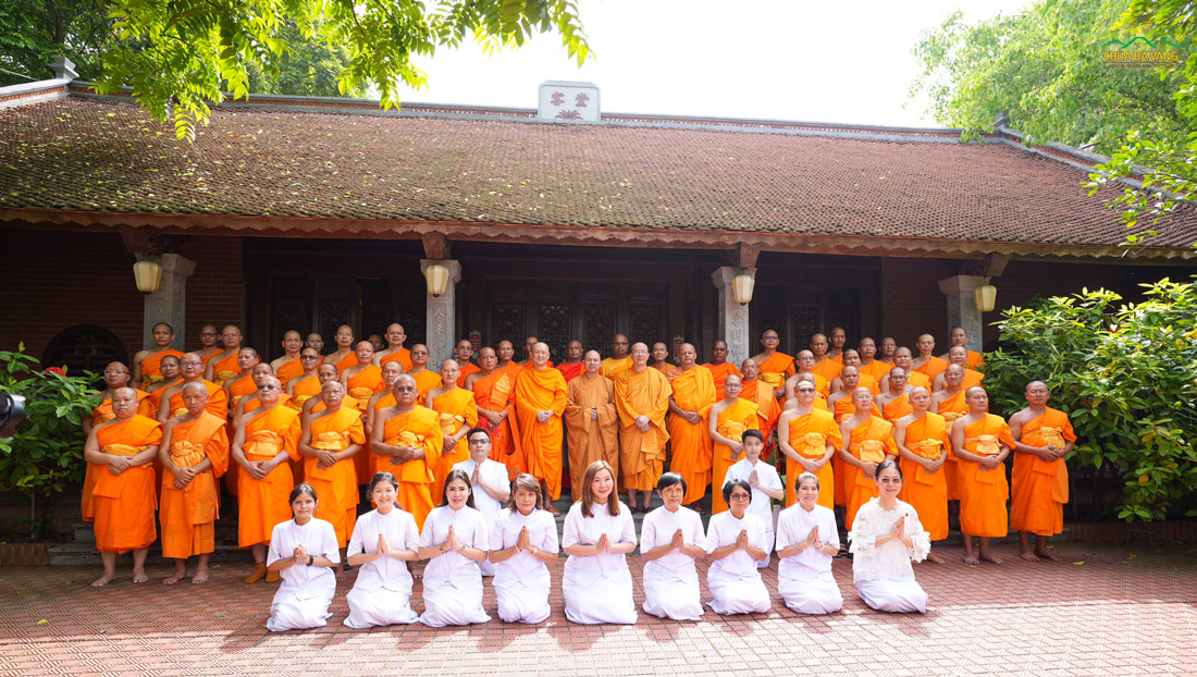 Chư Tăng và các Phật tử Quốc tế chụp hình lưu niệm cùng Thượng tọa Thích Đức Thiện