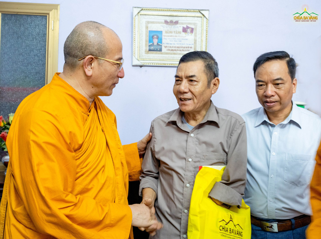 Sư Phụ trao quà và gửi lời hỏi thăm đến gia đình thương binh Nguyễn Văn Thành
