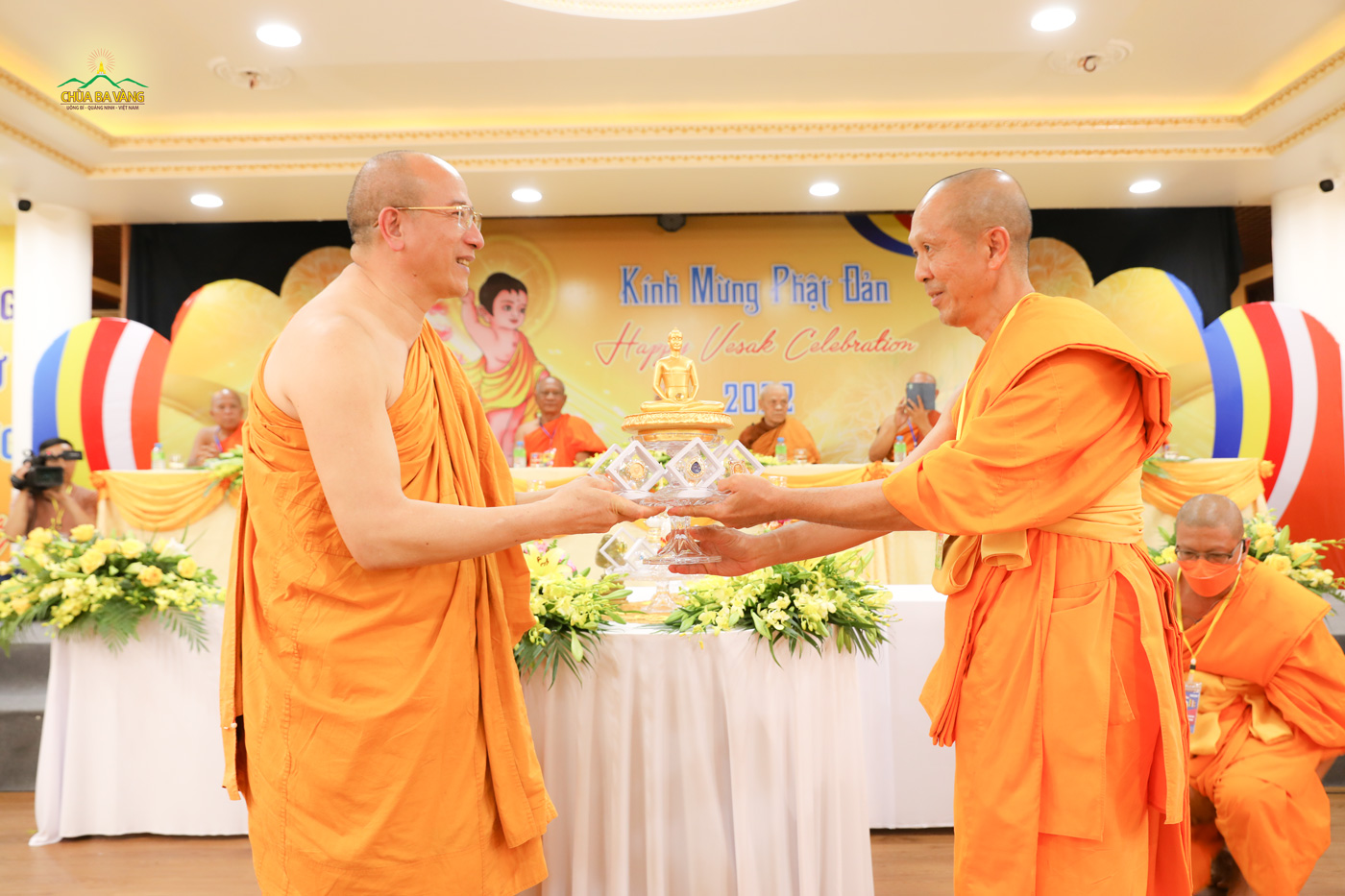 Thầy Thích Trúc Thái Minh hoan hỷ đón nhận tôn tượng Phật từ chư Tăng  