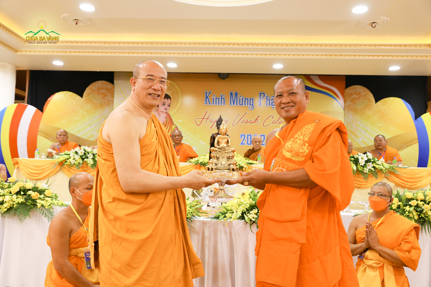 Tôn tượng Phật rất cao quý được chư Tăng nước Campuchia gửi tặng chùa Ba Vàng  