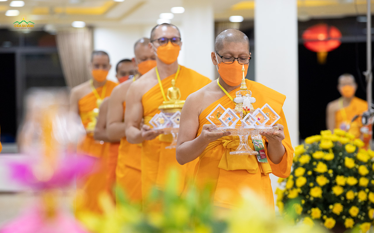 Chư Tăng chùa Dhammakaya - Thái Lan cung kính dâng Xá lợi Phật