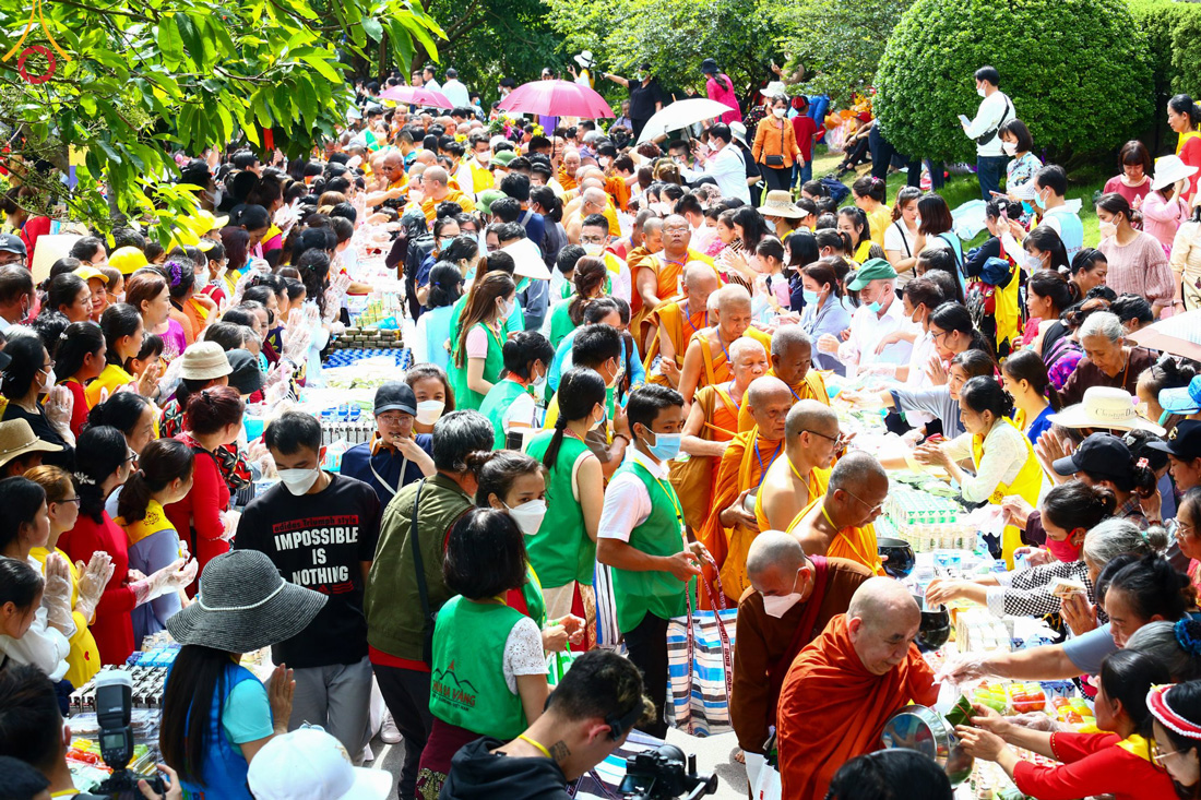 Hàng vạn Phật tử và nhân dân thập phương tham dự lễ đặt bát cúng dường chư Tăng các hệ phái (nguồn ảnh - FB: Dhammakaya.image)