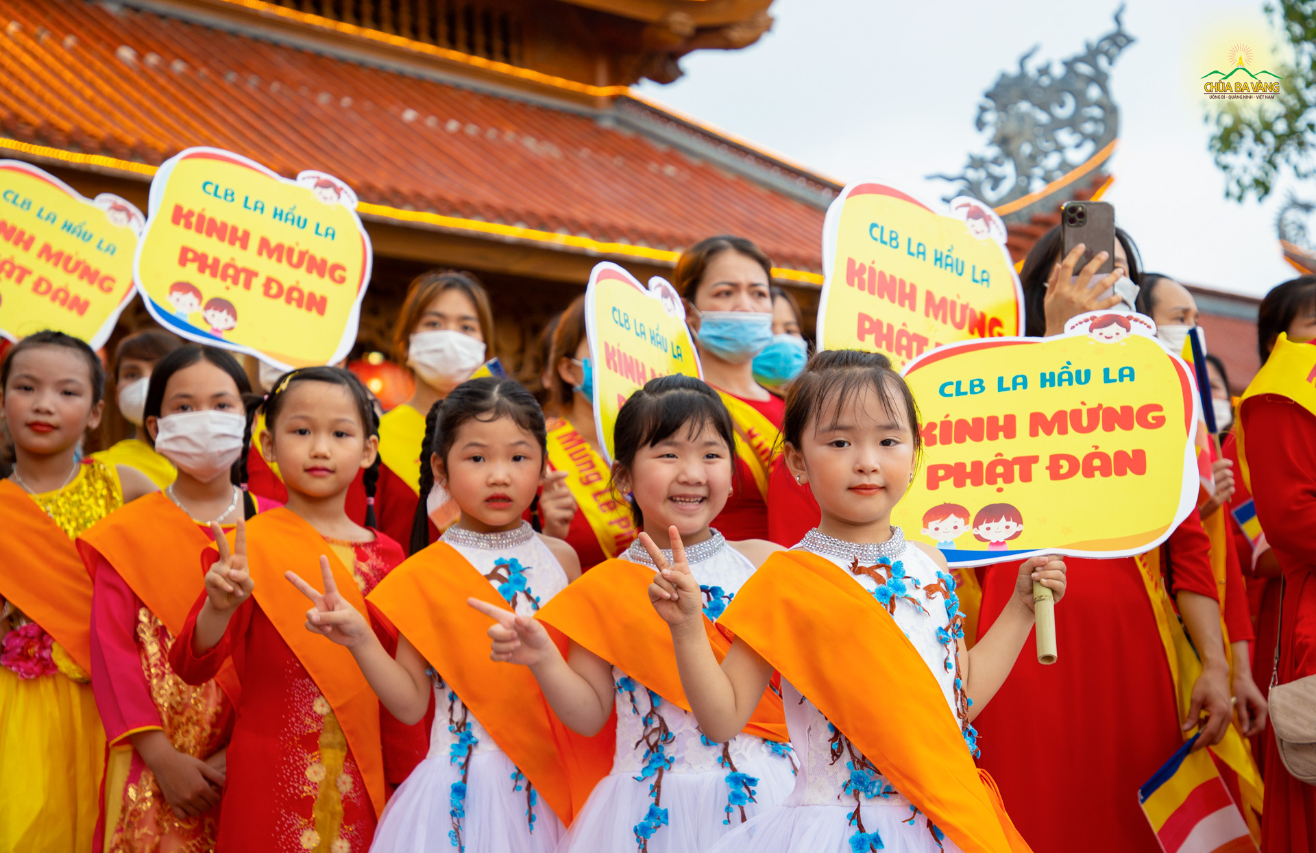 Các bé CLB La Hầu La cùng nhau đón mừng tinh thần Phật đản muôn năm 