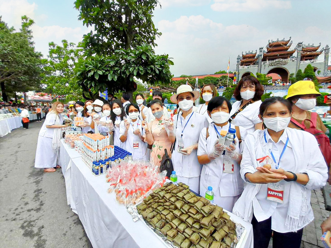 Hình ảnh người dân Thái Lan hoan hỷ khi cùng tham dự buổi lễ sớt bát