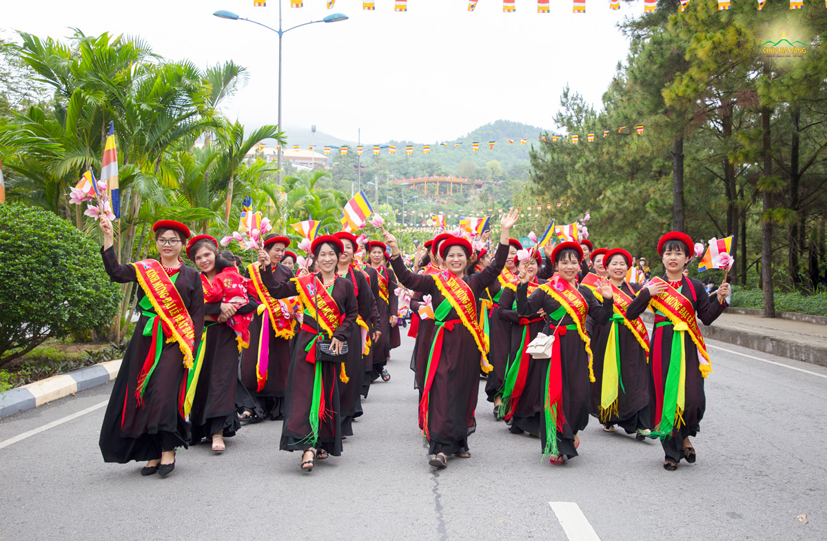 Các Phật tử trong trang phục truyền thống của Việt Nam vui mừng trong Đại lễ Phật đản 2022