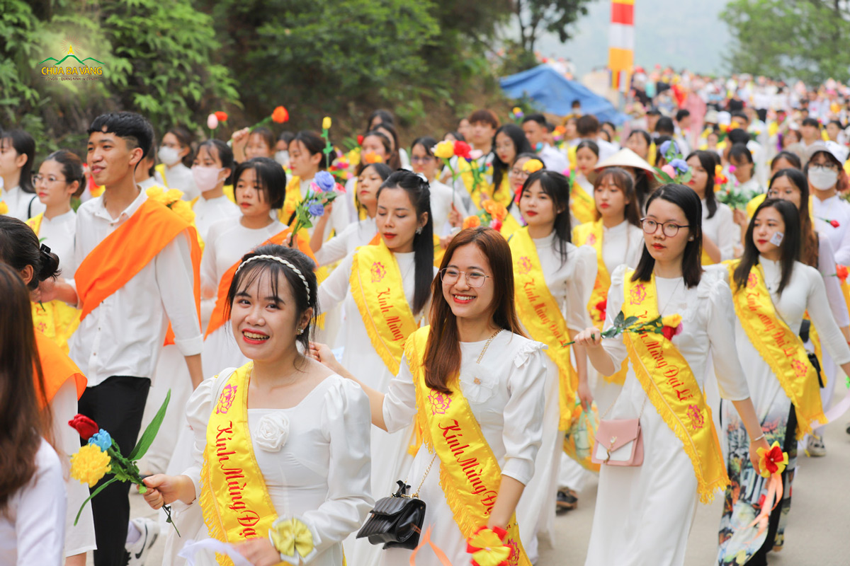 Các bạn trẻ trong trang phục truyền thống của Việt Nam hạnh phúc khi tham gia Đại lễ Phật đản 2022