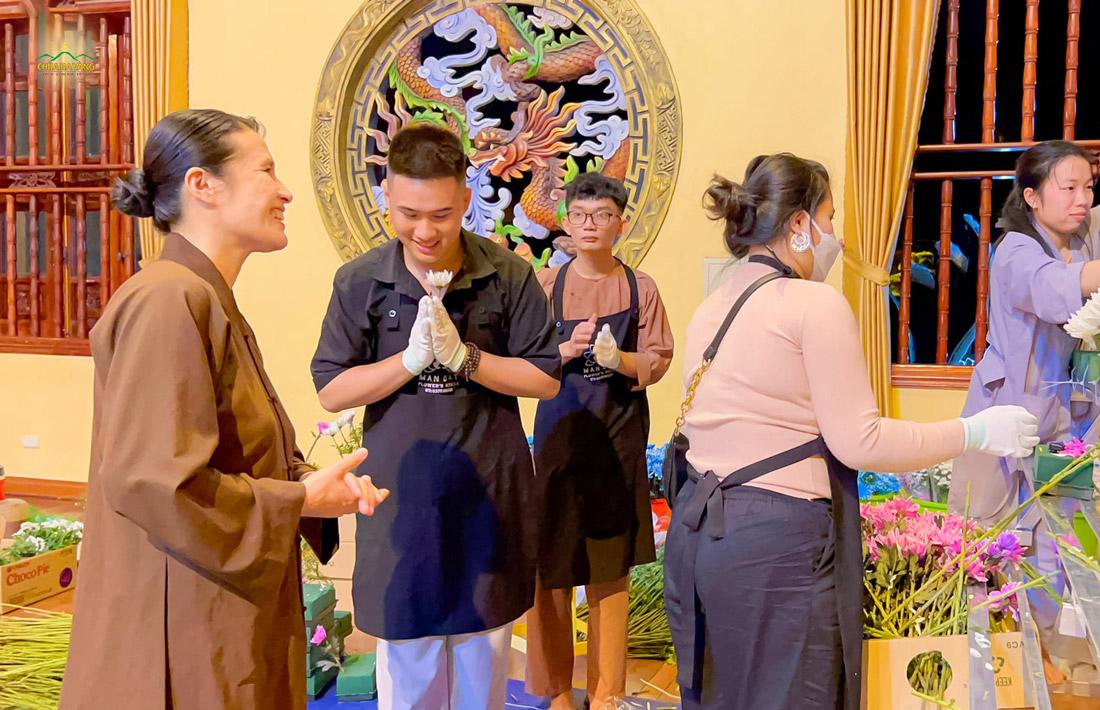 Cô Phạm Thị Yến - Chủ nhiệm CLB Cúc Vàng ra động viên Mẫn Đạt cùng các Phật tử làm hoa