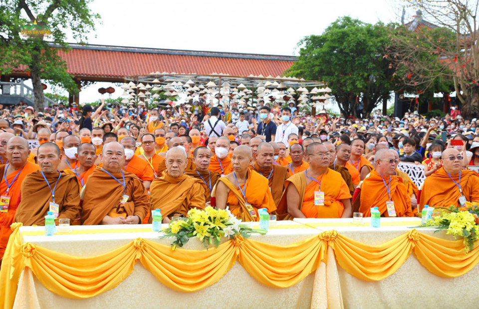   Chư Tăng các hệ phái tham dự Đại lễ Phật đản 2022 tại chùa Ba Vàng.  