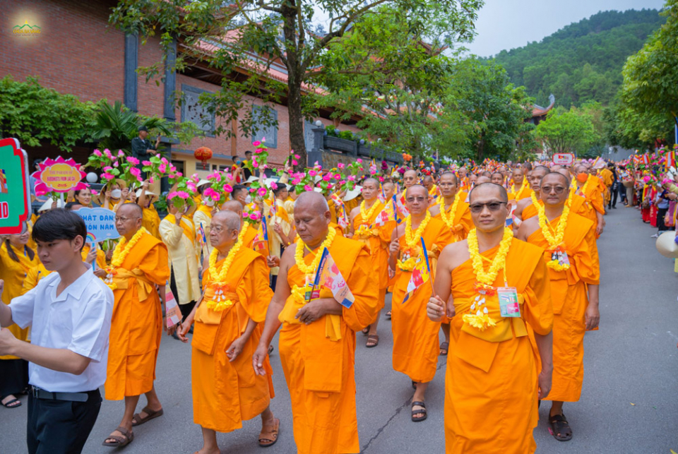   Chư Tăng trong và ngoài nước tham gia lễ diễu hành mừng Phật đản sinh  