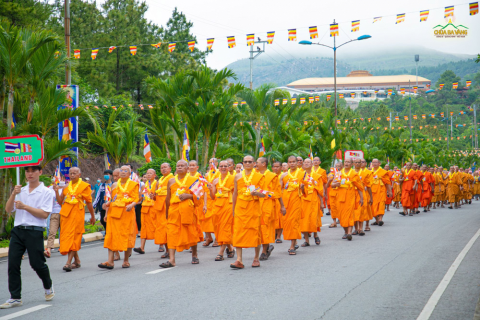   Chư Tăng Thái Lan tham gia diễu hành đón mừng sự kiện Phật đản.  