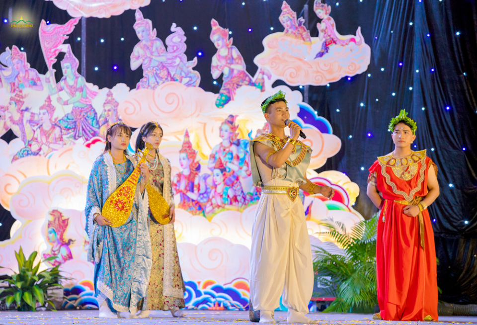  Một phân cảnh trong vở kịch “Nhân duyên hội đủ - sự đản sinh của Đức Phật” được các bạn trẻ trong CLB Tuổi Trẻ Ba Vàng thể hiện vô cùng đặc sắc và ấn tượng.  