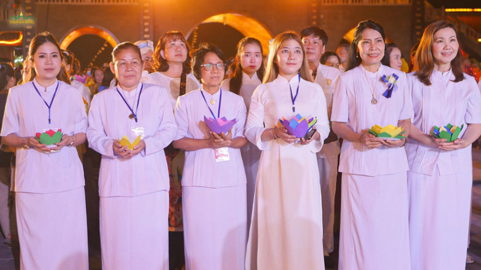   Phật tử tại Thái Lan hoan hỷ tham dự lễ rước đăng cúng dường Đức Phật nhân ngày Khánh đản.  