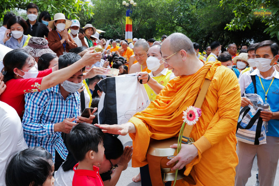   Nhân dân, Phật tử thành kính cúng dường Sư Phụ Thích Trúc Thái Minh - Trụ trì Chùa Ba Vàng trong buổi lễ đặt bát cúng dường Chư Tăng các hệ phái.  