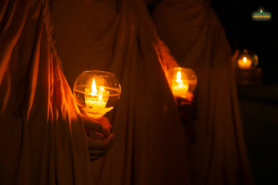   Những ngọn đèn tỏa rạng trong đêm tượng trưng cho ánh sáng trí tuệ và từ bi của Đức Phật.  