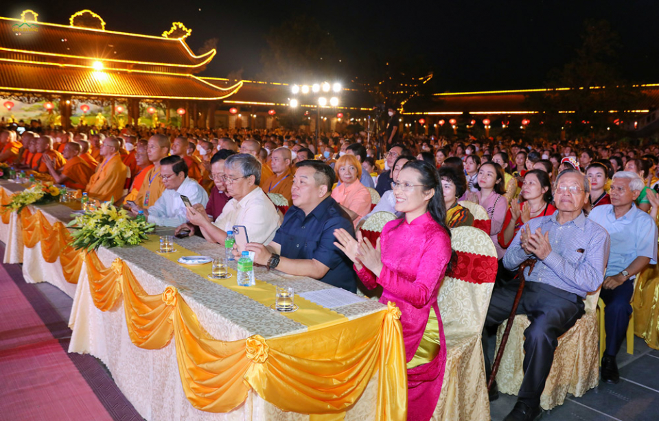   Đại biểu, khách mời cùng nhân dân, Phật tử hoan hỷ tham dự chương trình đêm văn nghệ  