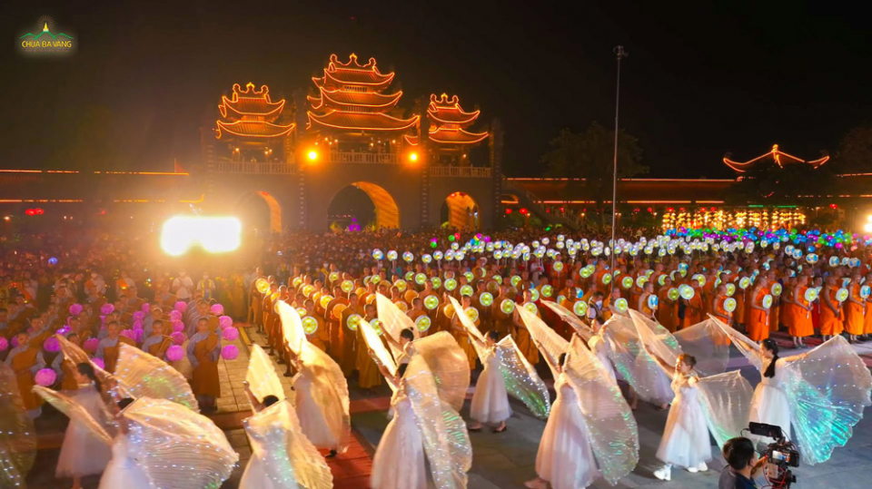   Lễ rước xe hoa có sự tham gia của gần 300 chư Tăng trong và ngoài nước, cùng với hàng vạn Phật tử, nhân dân thập phương.  