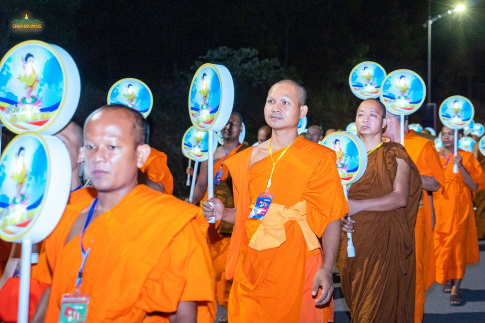   Chư Tăng nước Campuchia cùng với hàng vạn nhân dân, Phật tử Việt Nam tham gia lễ rước xe hoa tại chùa Ba Vàng.  