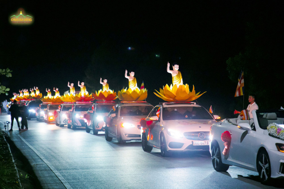   Những chiếc xe được thiết trí tôn tượng Đức Phật đản sinh nối đuôi nhau trong suốt chặng đường diễu hành  