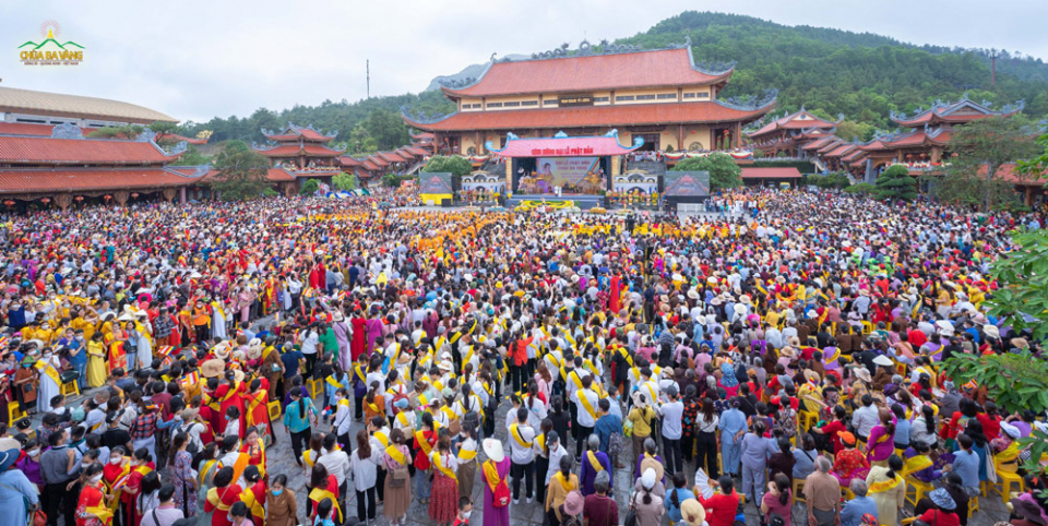   Sáng ngày 08/4, hơn 4 vạn nhân dân, Phật tử tham dự Đại lễ Phật đản 2022 tại Chùa Ba Vàng.  