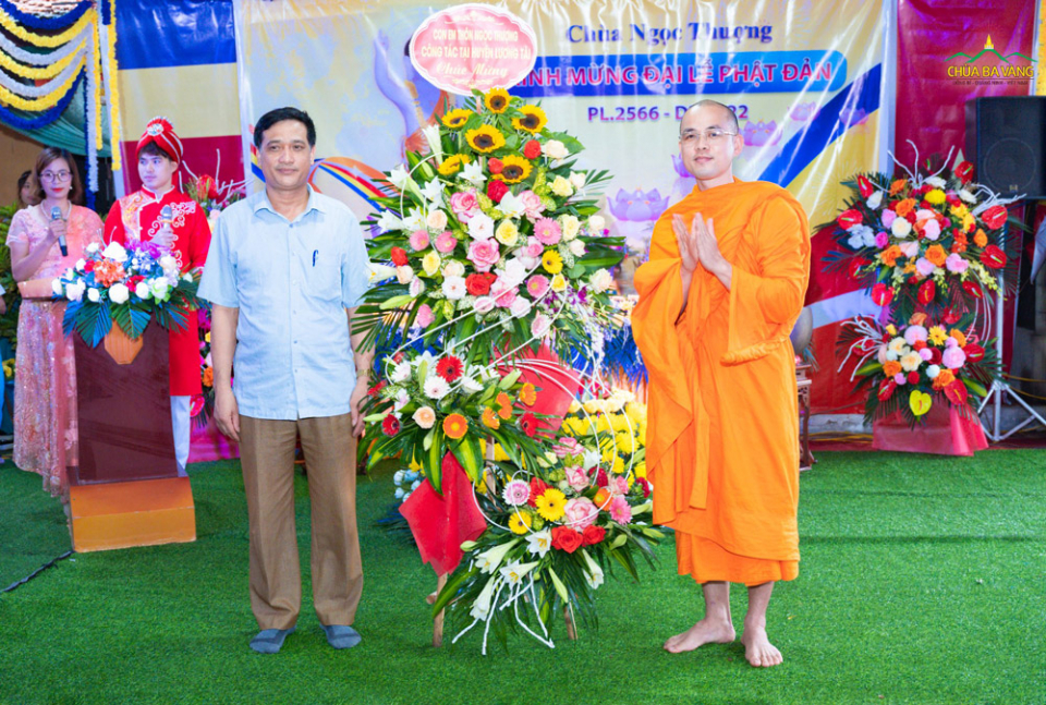 Ông Đoàn Đắc Hà - Phó viện Trưởng viện Kiểm sát nhân dân huyện Lương Tài, tỉnh Bắc Ninh tặng hoa chúc mừng buổi lễ