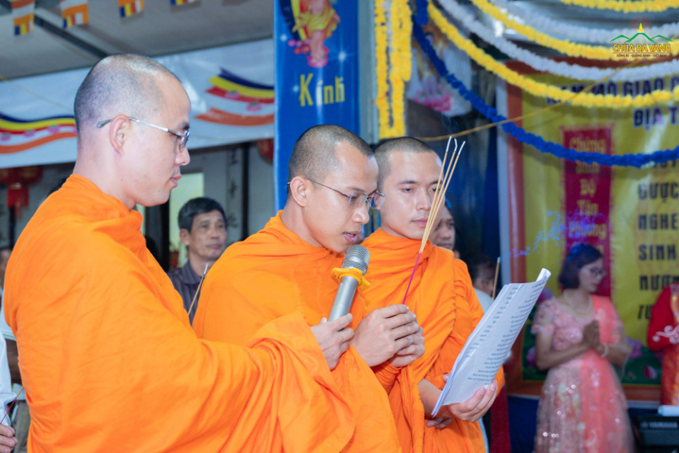 Chư Tăng chùa Ba Vàng tác lễ Phật đản