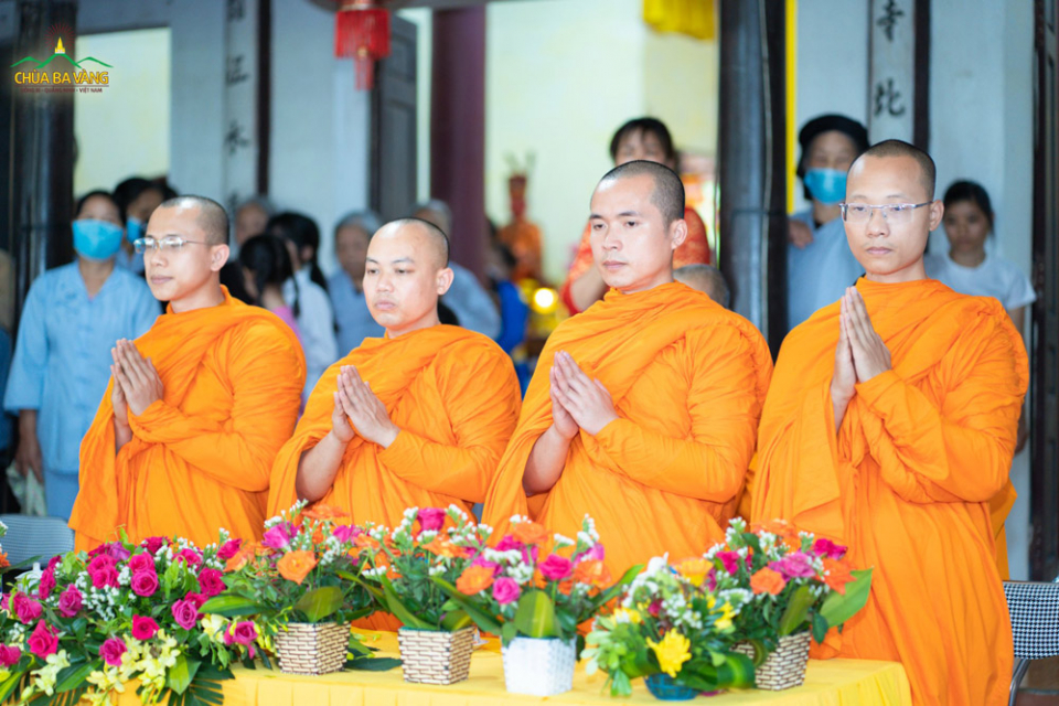 Được sự chỉ dạy trên Sư Phụ Thích Trúc Thái Minh, đại diện chư Tăng chùa Ba Vàng đã quang lâm, tham dự lễ Phật đản tại chùa Ngọc Thượng và chùa Phú Lâu