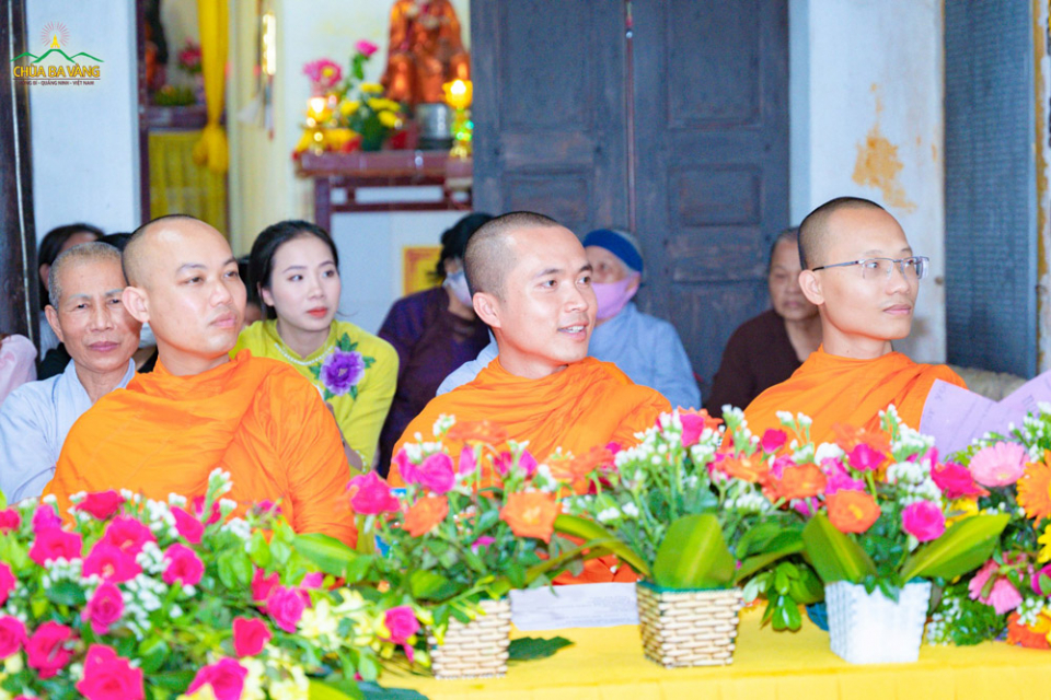Đại diện chư Tăng chùa Ba Vàng tham dự lễ Phật đản tại chùa Phú Lâu, huyện Lương Tài, tỉnh Bắc Ninh