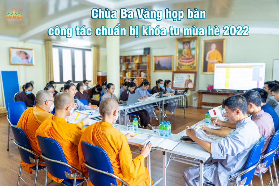 Được sự đồng ý trên Sư Phụ Thích Trúc Thái Minh, đại diện chư Tăng và các Phật tử hiện đang chịu trách nhiệm công việc của các ban trong chùa đã có buổi họp bàn về công tác chuẩn bị khóa tu mùa hè năm 2022