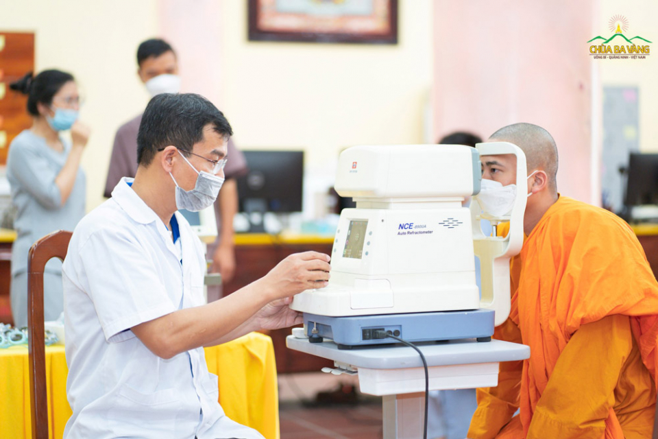 Chư Tăng chùa Ba Vàng được các chuyên gia tận tình kiểm tra mắt