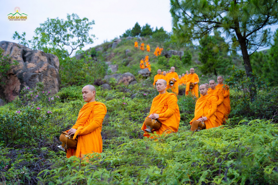 Từ đỉnh núi cao, chư Tăng kinh hành xuống núi Bồ đề để thọ nhận sự cúng dường của Phật tử.
