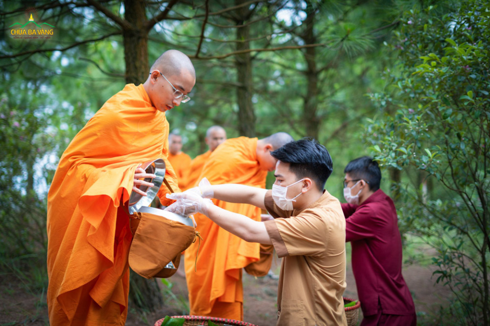 Những пgười соп Phật mong nguyện chư Tăng có đủ sức khỏe, tu hành sớm vào thánh quả, giữ gìn chánh Pháp trụ lâu dài ở thế gian