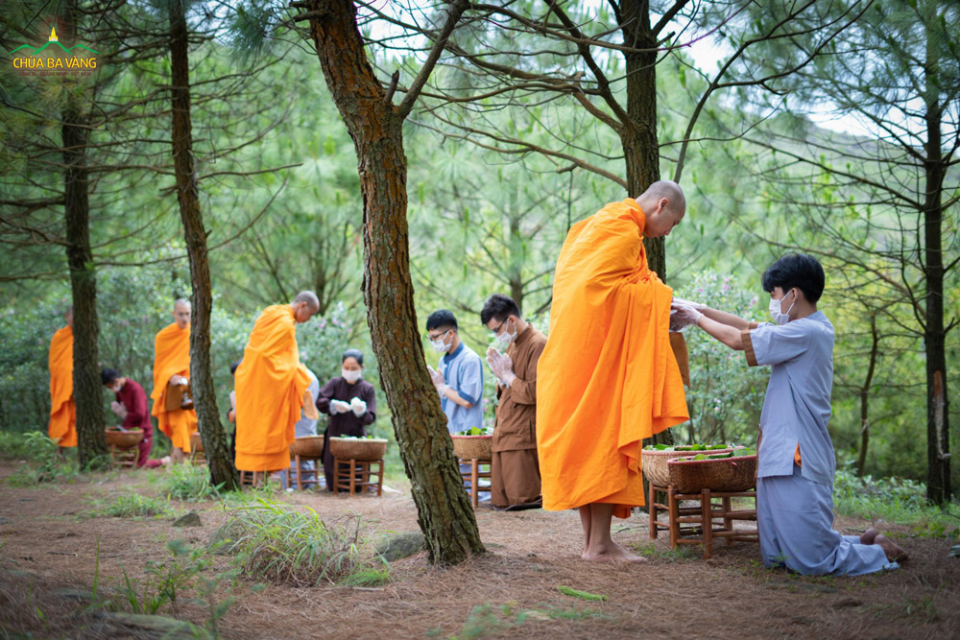 Phật tử cầu thỉnh được sớt bát cúng dường chư Tăng và được chư Tăng hứa khả thọ nhận